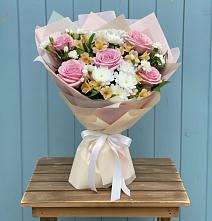 Букет цветов из:  Гвоздики, Орхидеи и Розы в Исаклы