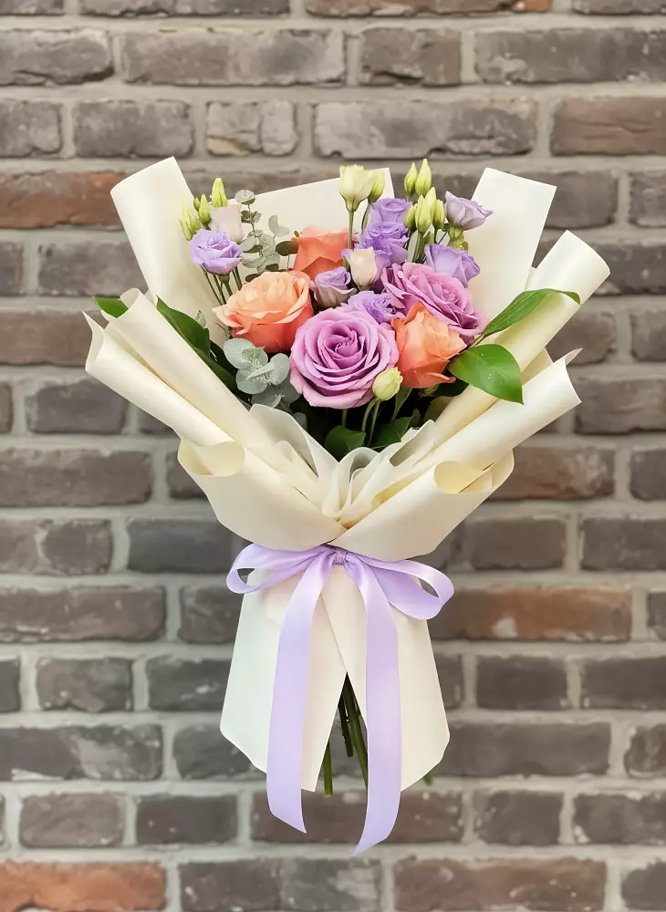 Букет цветов из: Лизиантусы и Розы в Исаклы