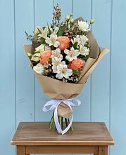 Букет цветов из:  Альстромерии, Лизиантусы, Розы и Хризантемы в Исаклы