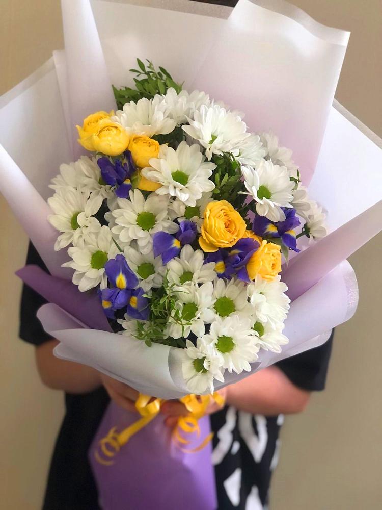 Букет цветов из: Ирисы, Хризантемы и Розы в Исаклы