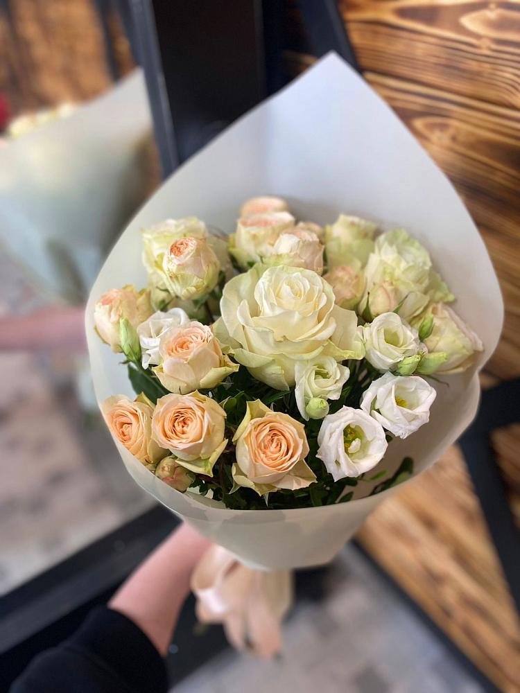 Букет цветов из: Розы и Лизиантусы в Исаклы